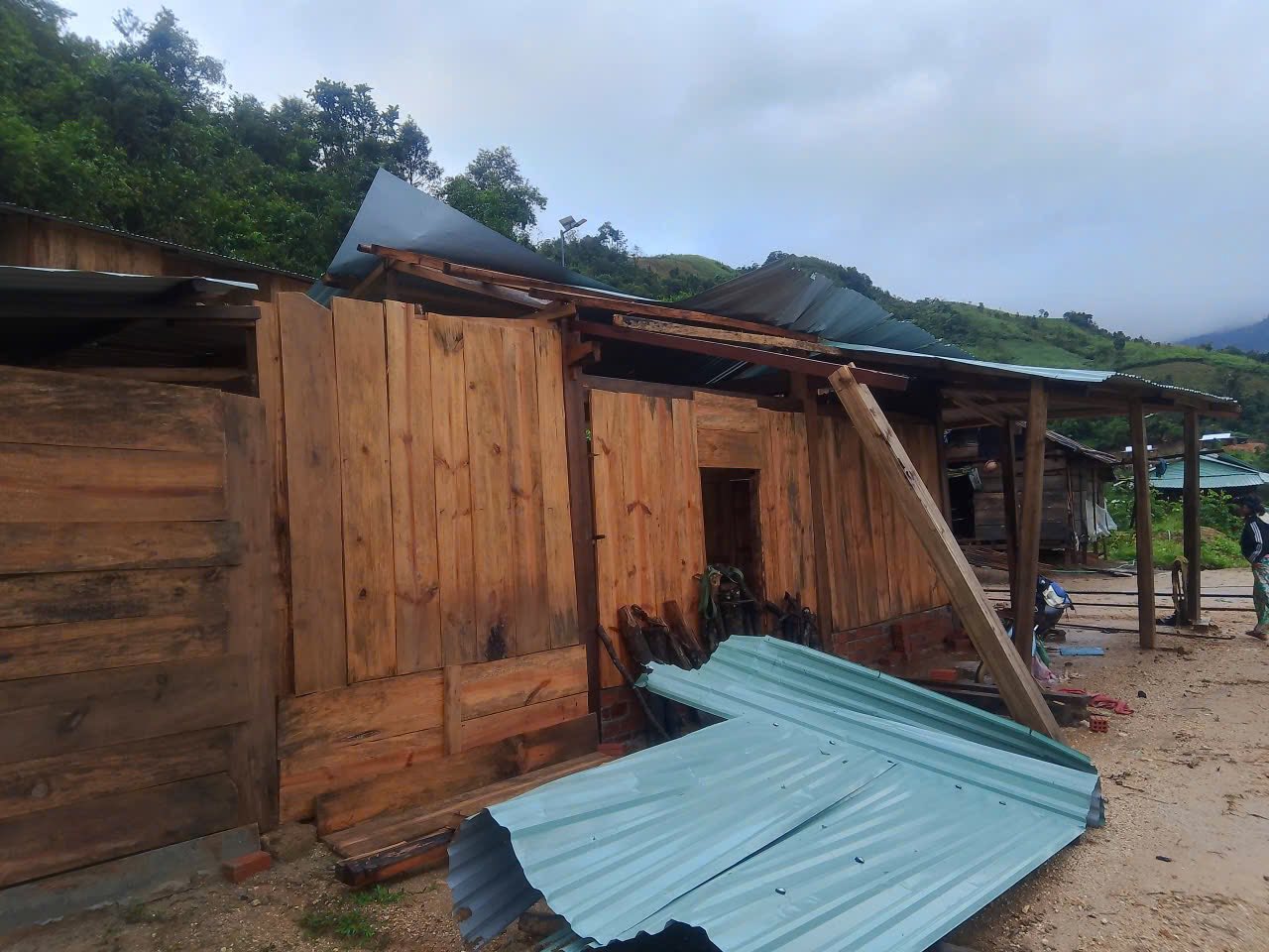 Bão số 13 gây thiệt hại nặng phía Nam Đà Nẵng, hàng chục ngôi nhà tốc mái- Ảnh 13. Bão số 13 gây thiệt hại nặng phía Nam Đà Nẵng, hàng chục ngôi nhà tốc mái- Ảnh 13.