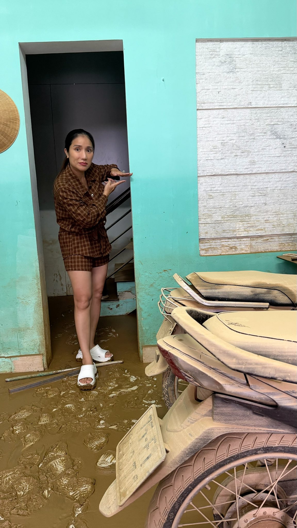 Hãi hùng cảnh tượng nhà sao Vbiz tan hoang, đầy bùn đất sau khi cơn bão 13 càn quét qua- Ảnh 3.