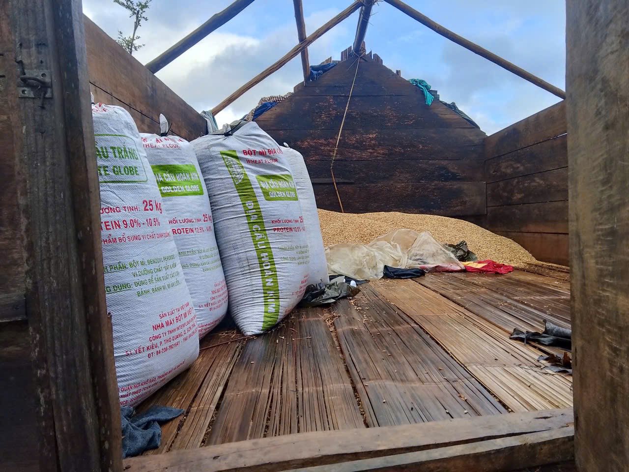 Bão số 13 gây thiệt hại nặng phía Nam Đà Nẵng, hàng chục ngôi nhà tốc mái- Ảnh 11. Bão số 13 gây thiệt hại nặng phía Nam Đà Nẵng, hàng chục ngôi nhà tốc mái- Ảnh 11.