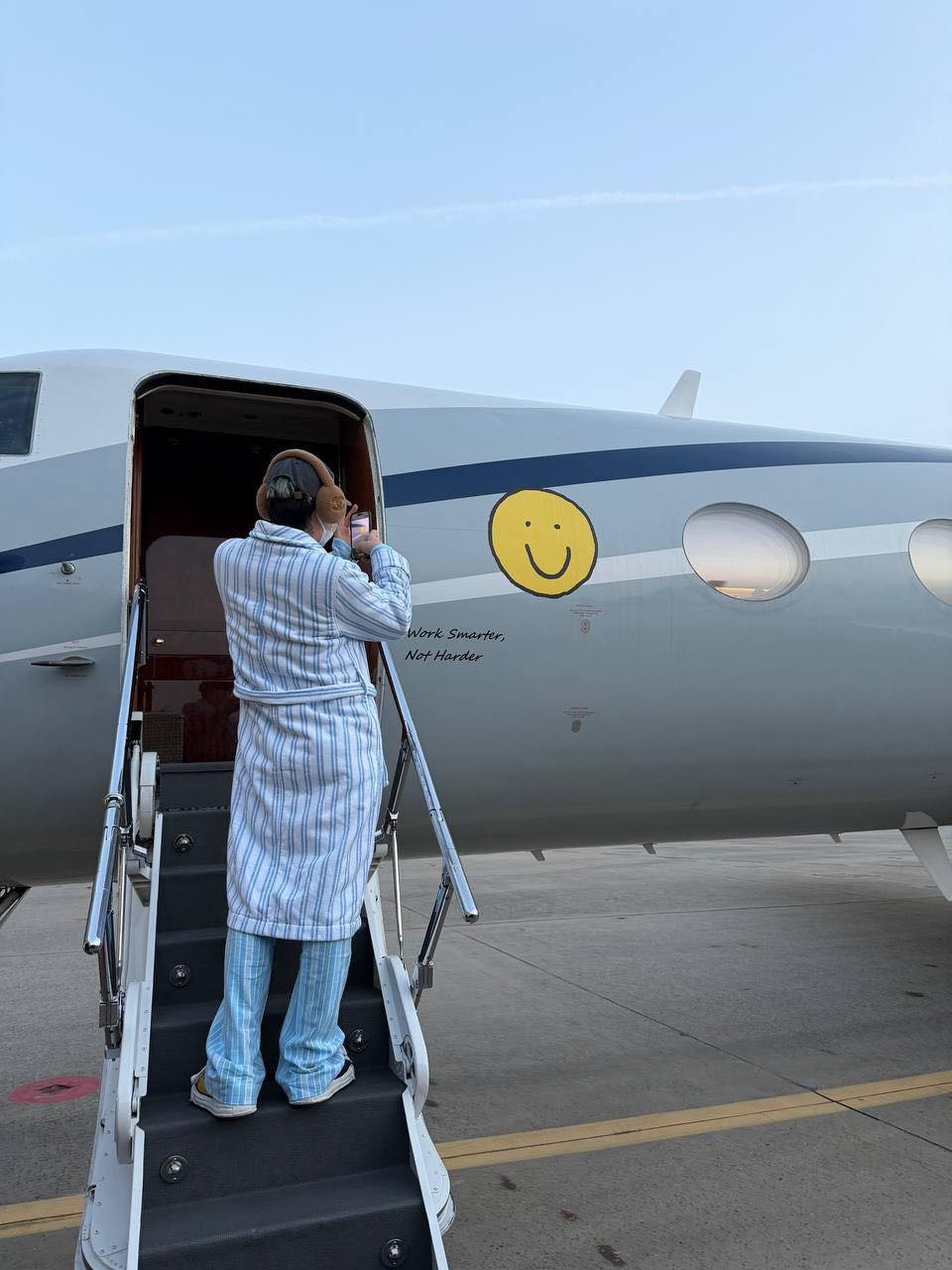 Tình trạng của G-DRAGON trên chiếc chuyên cơ giá 1.200 tỷ đồng sang Việt Nam- Ảnh 1. Tình trạng của G-DRAGON trên chiếc chuyên cơ giá 1.200 tỷ đồng sang Việt Nam- Ảnh 1.