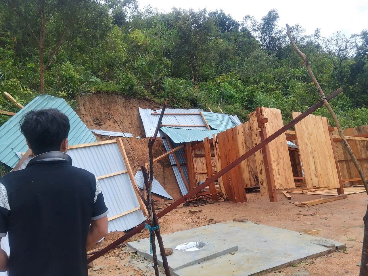 Bão số 13 gây thiệt hại nặng phía Nam Đà Nẵng, hàng chục ngôi nhà tốc mái- Ảnh 14. Bão số 13 gây thiệt hại nặng phía Nam Đà Nẵng, hàng chục ngôi nhà tốc mái- Ảnh 14.