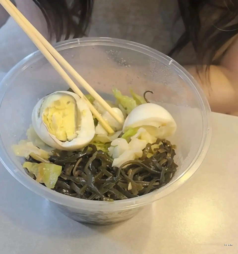 1 minh tinh hạng A cay đắng tiết lộ: Tôi phải ăn những thứ đến trâu bò còn chê- Ảnh 2.