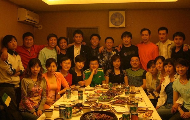 Đi họp lớp mới thấy khoảng cách lớn nhất không phải năm tháng, mà là ví tiền- Ảnh 1.