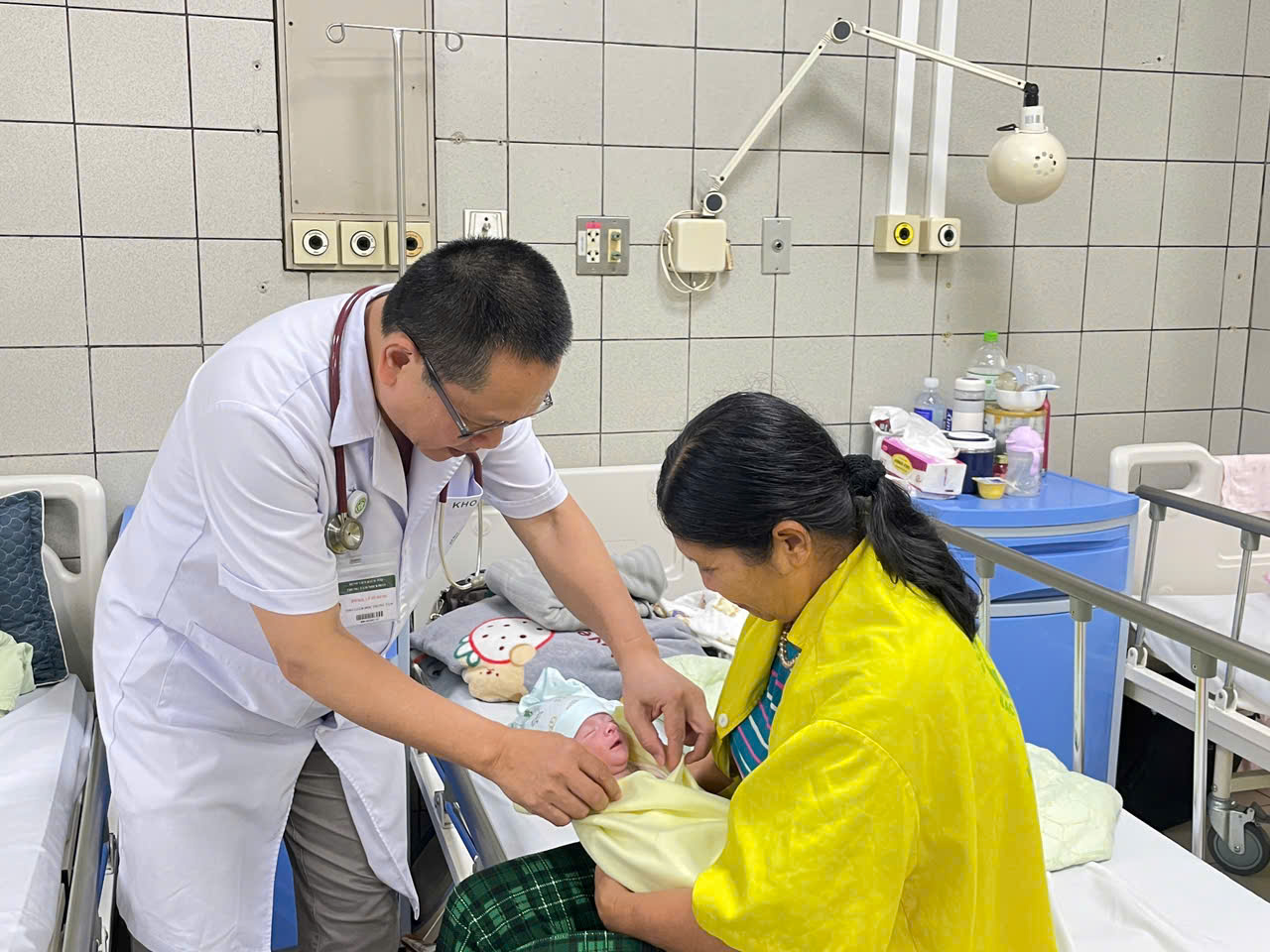 Cúm A bùng phát, nhiều học sinh nghỉ học- Ảnh 2. Cúm A bùng phát, nhiều học sinh nghỉ học- Ảnh 2.