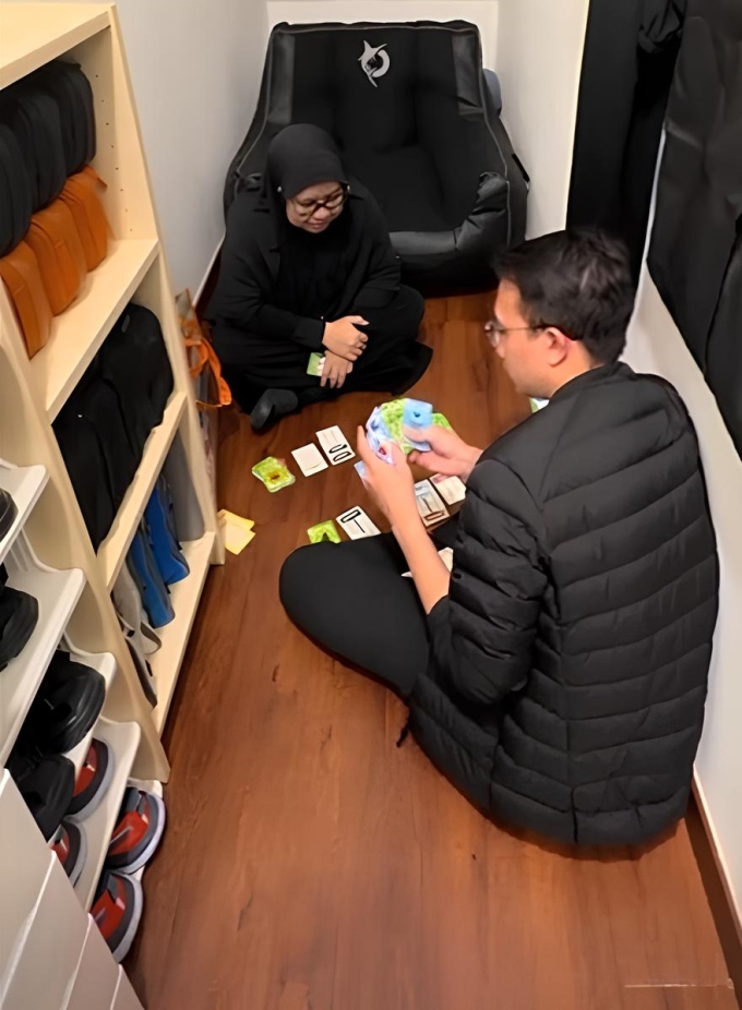 "Căn nhà" 4,2 mét vuông, 7 bộ quần áo: Cuộc sống khó tin của 2 vợ chồng bác sĩ- Ảnh 3. "Căn nhà" 4,2 mét vuông, 7 bộ quần áo: Cuộc sống khó tin của 2 vợ chồng bác sĩ- Ảnh 3.