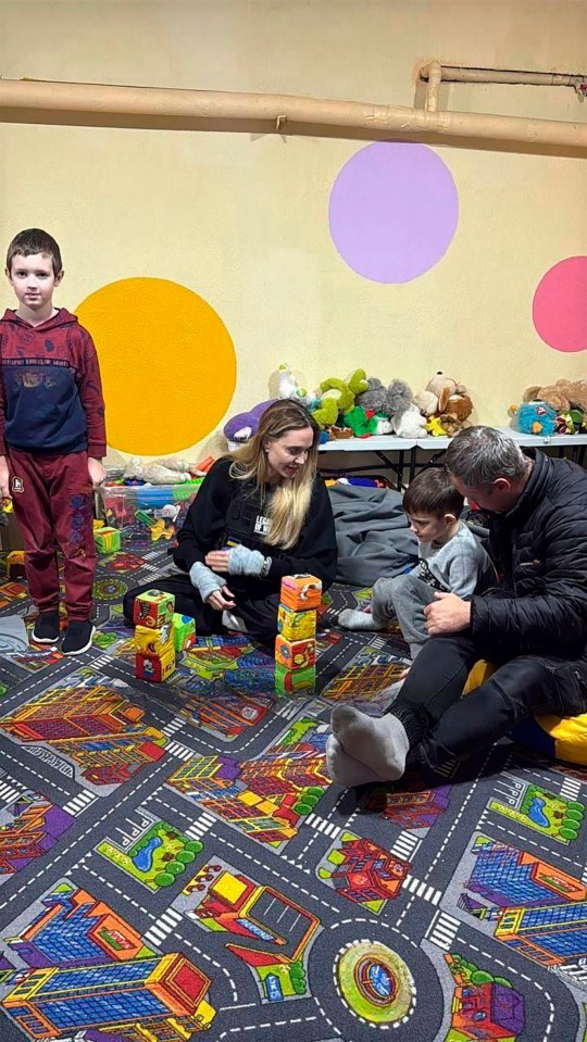 "Nữ hoàng màn ảnh" Angelina Jolie sốc tột độ giữa chuyến thiện nguyện khi vệ sĩ bị áp giải đi thực hiện nghĩa vụ quân sự- Ảnh 2. "Nữ hoàng màn ảnh" Angelina Jolie sốc tột độ giữa chuyến thiện nguyện khi vệ sĩ bị áp giải đi thực hiện nghĩa vụ quân sự- Ảnh 2.