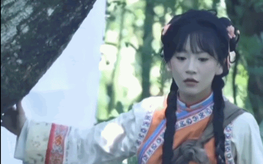 Thấy Tiểu Yến Tử và Hạ Tử Vy mà chỉ biết thở dài