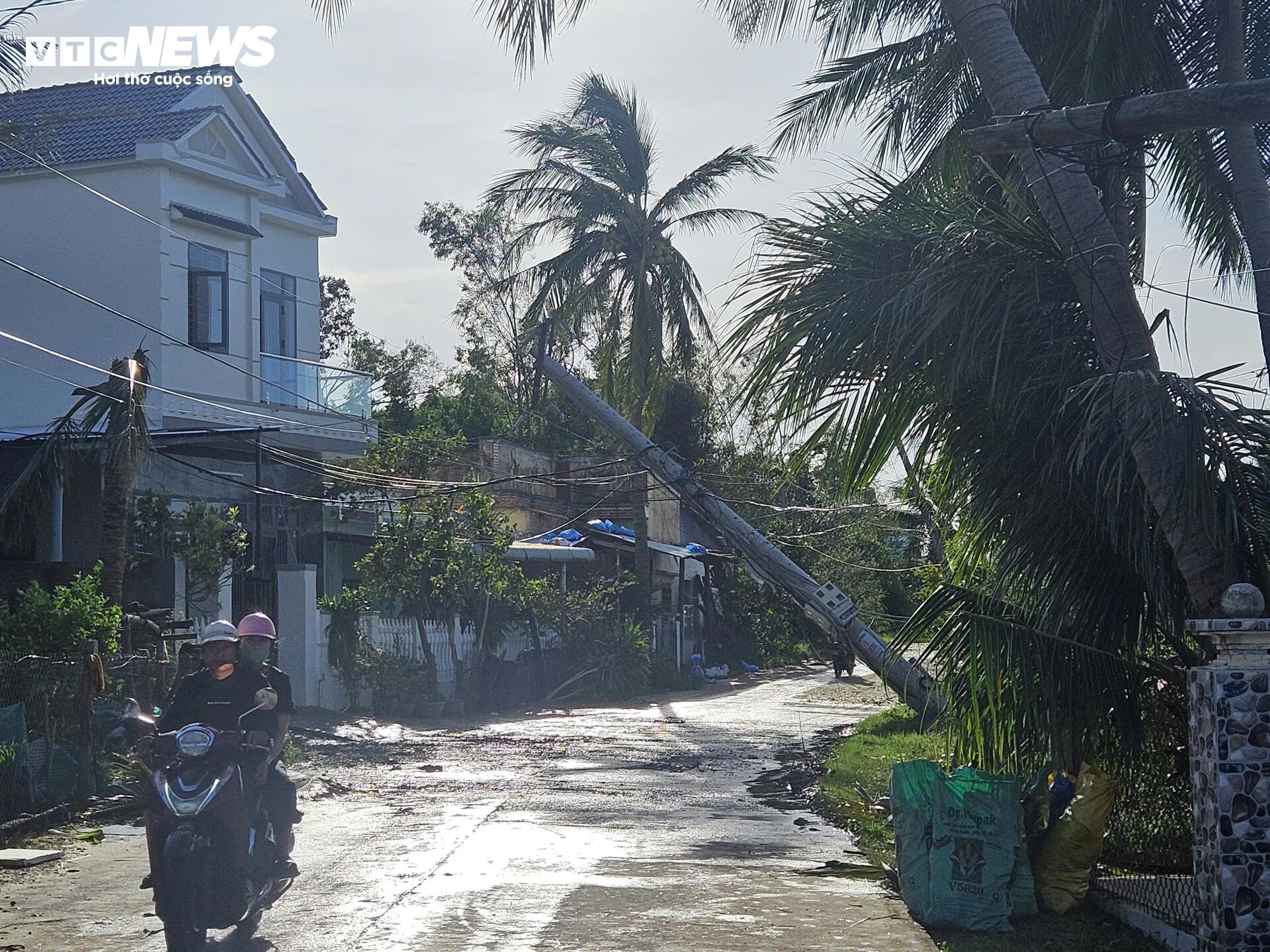 Nhà cửa, đường phố tan hoang sau bão số 13 Kalmaegi- Ảnh 8.