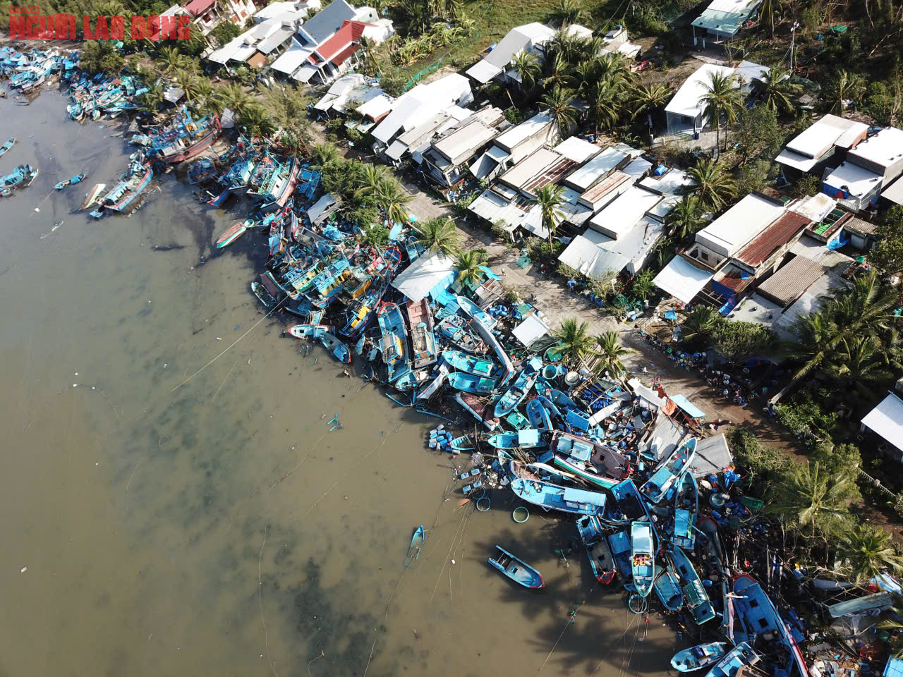 Đắk Lắk: Hàng trăm tàu cá chồng chất lên nhau sau bão số 13, ngư dân bật khóc- Ảnh 1. Đắk Lắk: Hàng trăm tàu cá chồng chất lên nhau sau bão số 13, ngư dân bật khóc- Ảnh 1.