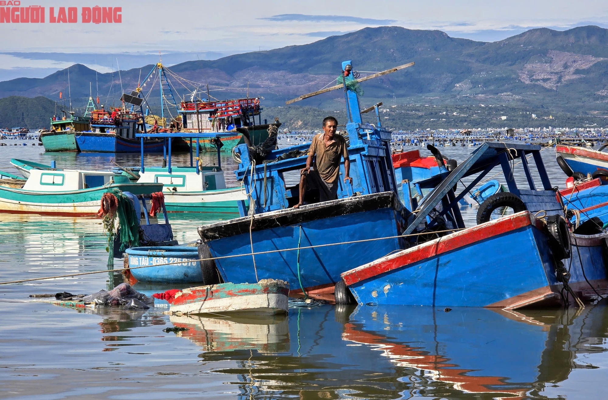 Đắk Lắk: Hàng trăm tàu cá chồng chất lên nhau sau bão số 13, ngư dân bật khóc- Ảnh 6. Đắk Lắk: Hàng trăm tàu cá chồng chất lên nhau sau bão số 13, ngư dân bật khóc- Ảnh 6.