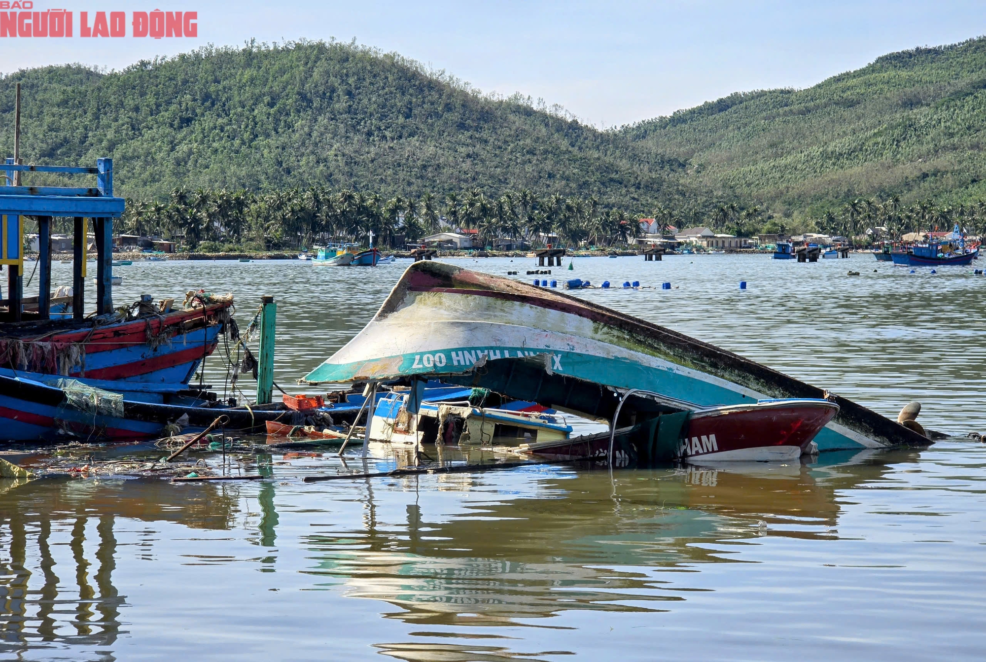 Đắk Lắk: Hàng trăm tàu cá chồng chất lên nhau sau bão số 13, ngư dân bật khóc- Ảnh 8. Đắk Lắk: Hàng trăm tàu cá chồng chất lên nhau sau bão số 13, ngư dân bật khóc- Ảnh 8.
