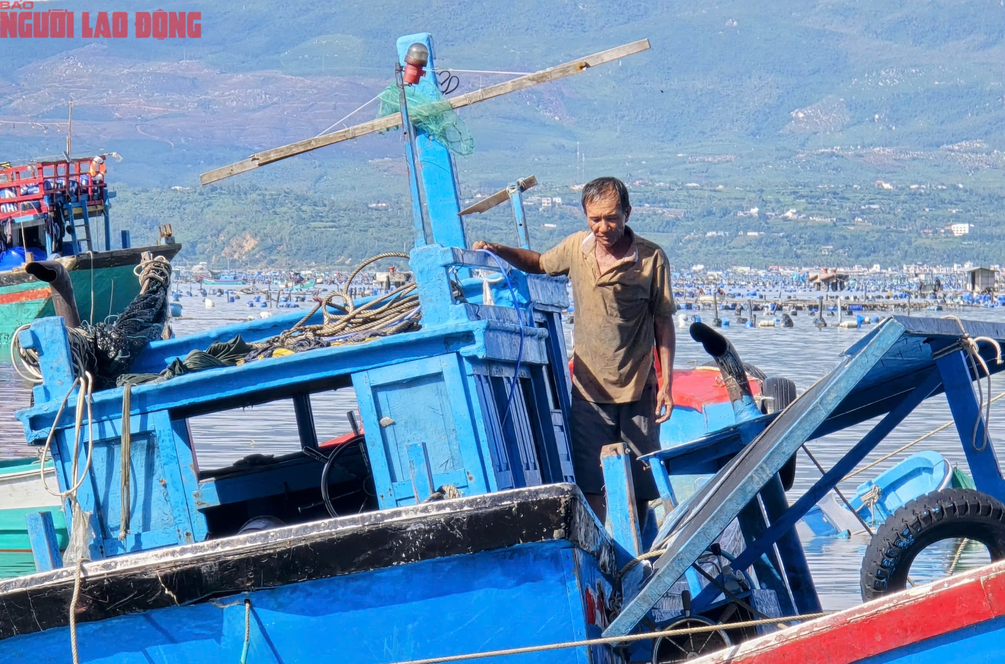 Đắk Lắk: Hàng trăm tàu cá chồng chất lên nhau sau bão số 13, ngư dân bật khóc- Ảnh 9. Đắk Lắk: Hàng trăm tàu cá chồng chất lên nhau sau bão số 13, ngư dân bật khóc- Ảnh 9.