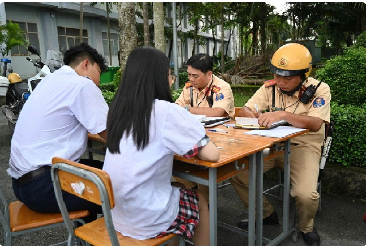 Từ kết quả kiểm tra học sinh vi phạm giao thông của Công an TP HCM: Sở GD-ĐT chỉ đạo khẩn- Ảnh 1. Từ kết quả kiểm tra học sinh vi phạm giao thông của Công an TP HCM: Sở GD-ĐT chỉ đạo khẩn- Ảnh 1.