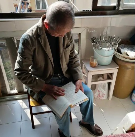 Cha 94 tuổi, con 63 tuổi cùng nhau dưỡng già: Tuổi xế chiều được sống và chăm nhau tại nhà vẫn là lựa chọn tốt nhất- Ảnh 3. Cha 94 tuổi, con 63 tuổi cùng nhau dưỡng già: Tuổi xế chiều được sống và chăm nhau tại nhà vẫn là lựa chọn tốt nhất- Ảnh 3.