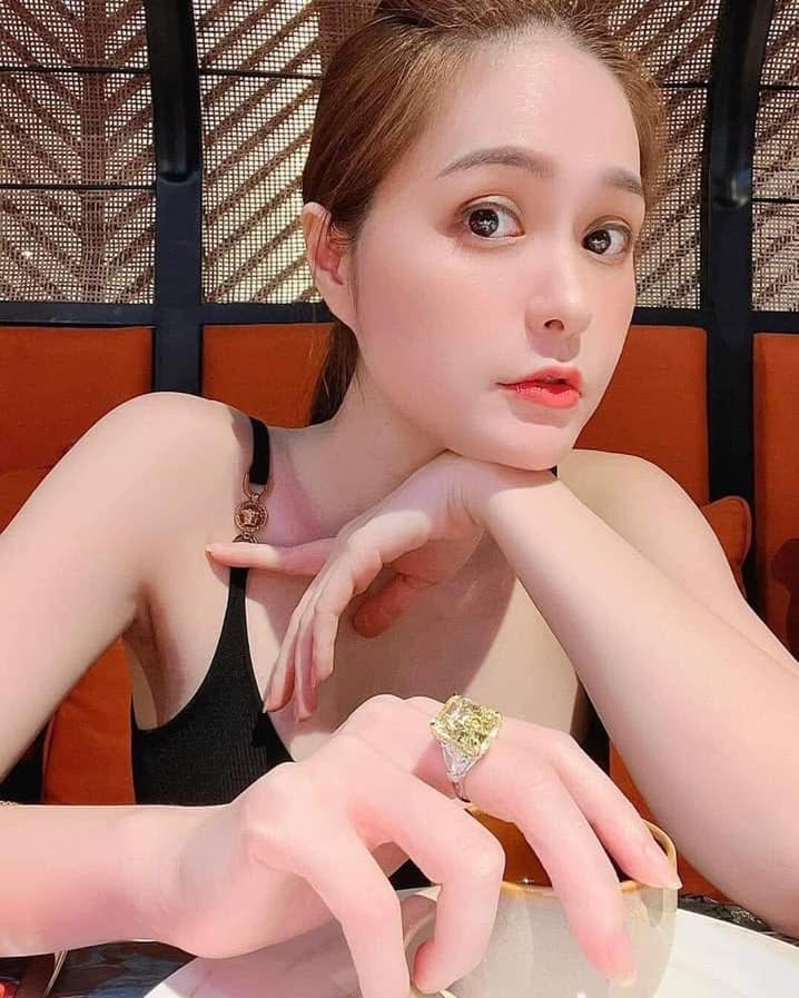 Bay màu danh xưng “nữ đại gia quận 7” của Đoàn Di Băng- Ảnh 26. Bay màu danh xưng “nữ đại gia quận 7” của Đoàn Di Băng- Ảnh 26.