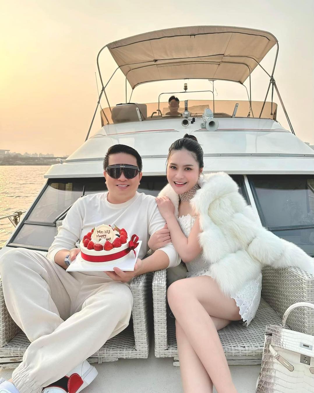 Bay màu danh xưng “nữ đại gia quận 7” của Đoàn Di Băng- Ảnh 16. Bay màu danh xưng “nữ đại gia quận 7” của Đoàn Di Băng- Ảnh 16.