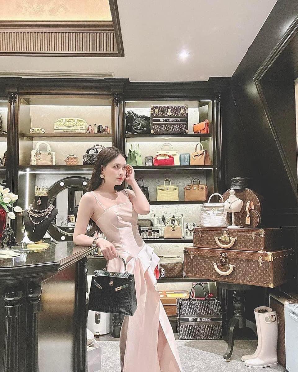 Bay màu danh xưng “nữ đại gia quận 7” của Đoàn Di Băng- Ảnh 18. Bay màu danh xưng “nữ đại gia quận 7” của Đoàn Di Băng- Ảnh 18.