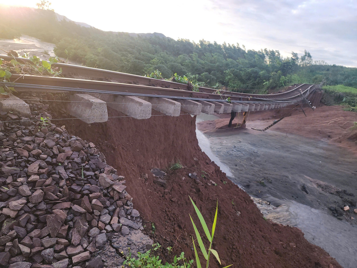 Tàu hỏa qua miền Trung gián đoạn, hành khách lưu ý gì?- Ảnh 2.