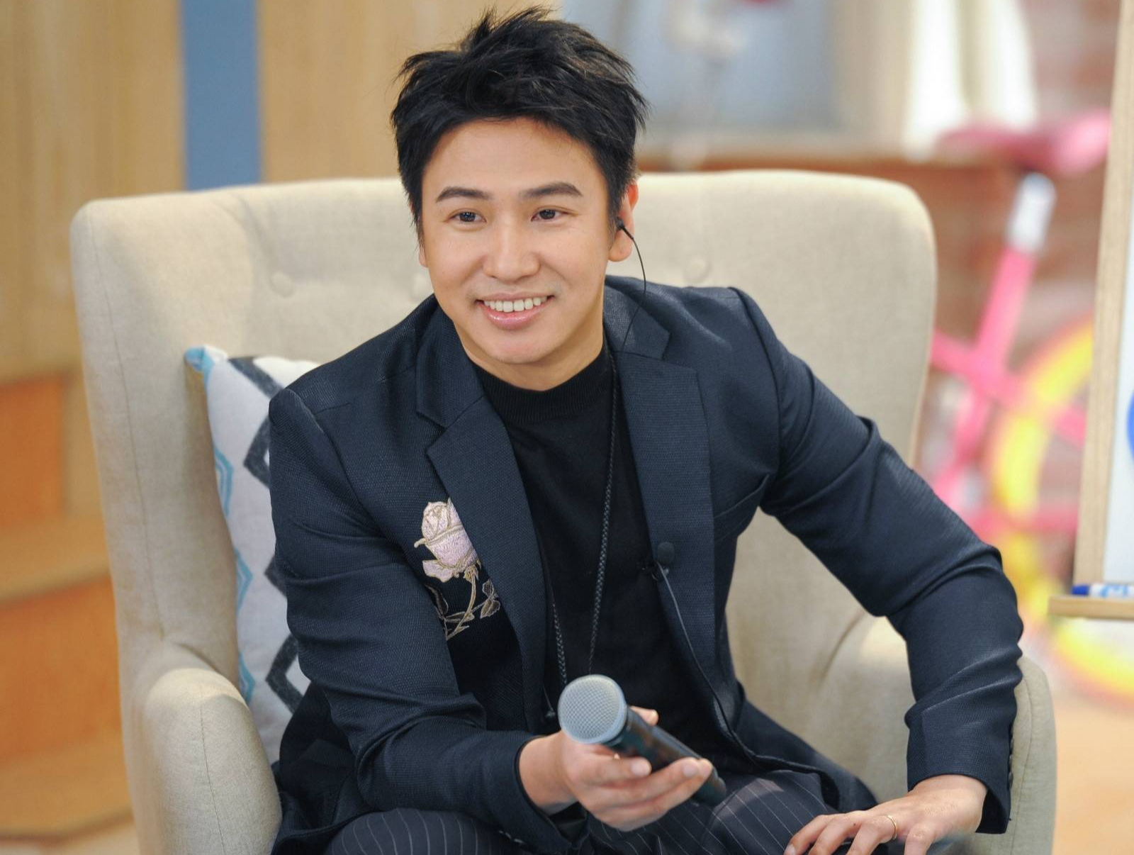 Sao nam phim giờ vàng ly thân vợ hai đẹp như hot girl sau hơn 1 năm kết hôn?- Ảnh 3. Sao nam phim giờ vàng ly thân vợ hai đẹp như hot girl sau hơn 1 năm kết hôn?- Ảnh 3.