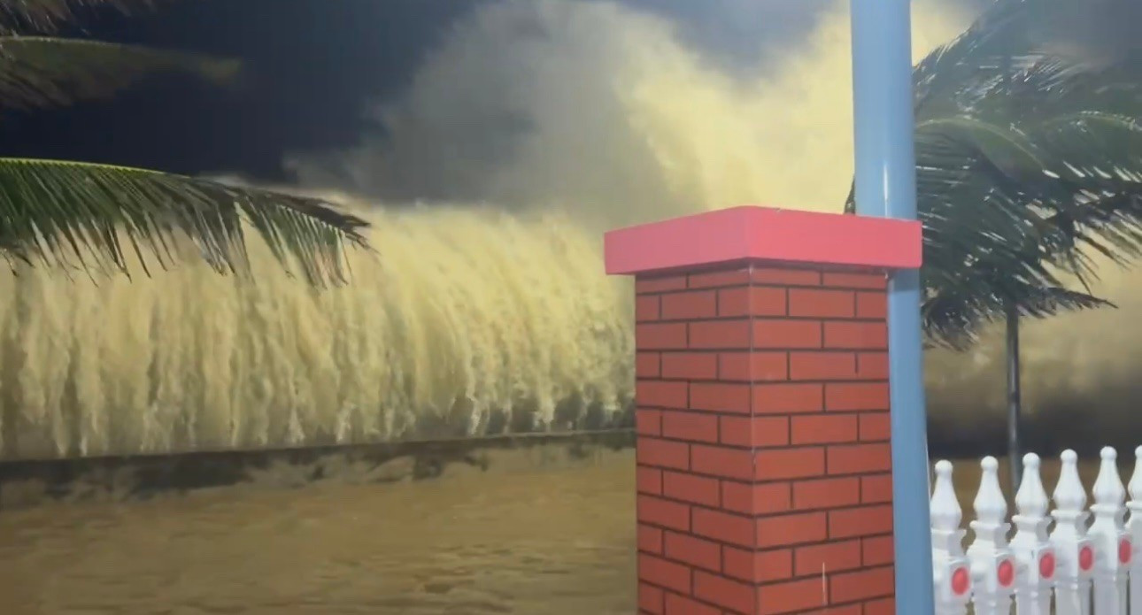 Bất an vì triều cường tấn công, xuyên đêm sơ tán người già, trẻ nhỏ- Ảnh 2.