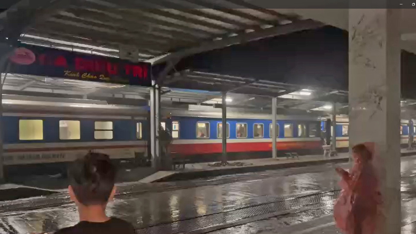 Tàu hỏa qua miền Trung gián đoạn, hành khách lưu ý gì?- Ảnh 1.