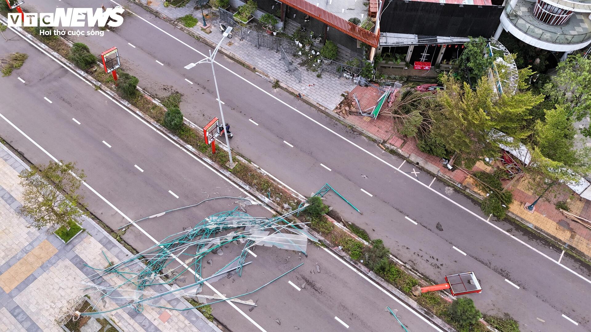 Gia Lai tan hoang sau bão Kalmaegi: Nhà tốc mái đổ sập, cây bật gốc hàng loạt- Ảnh 15.