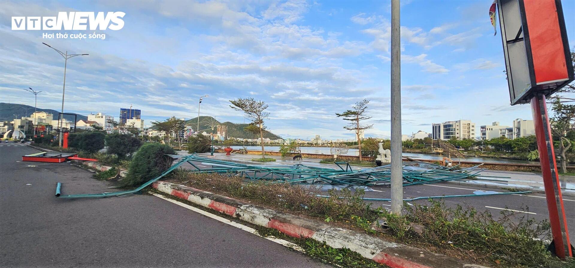 Gia Lai tan hoang sau bão Kalmaegi: Nhà tốc mái đổ sập, cây bật gốc hàng loạt- Ảnh 9.