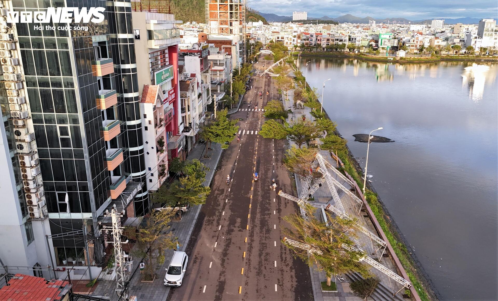 Gia Lai tan hoang sau bão Kalmaegi: Nhà tốc mái đổ sập, cây bật gốc hàng loạt- Ảnh 16.