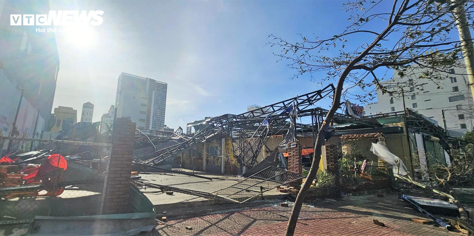 Gia Lai tan hoang sau bão Kalmaegi: Nhà tốc mái đổ sập, cây bật gốc hàng loạt- Ảnh 7.