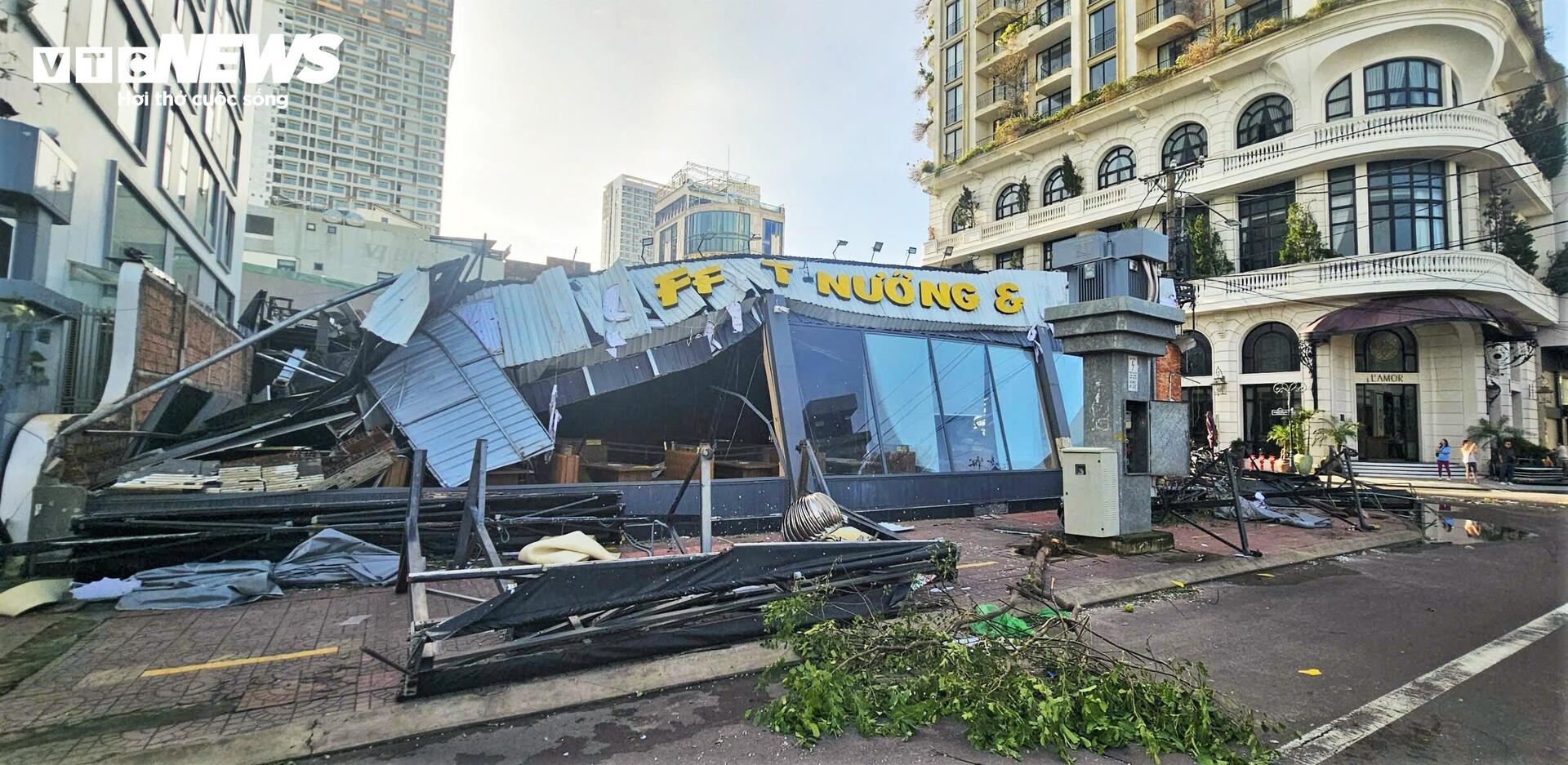 Gia Lai tan hoang sau bão Kalmaegi: Nhà tốc mái đổ sập, cây bật gốc hàng loạt- Ảnh 6.