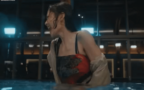 Nhìn Kim Yoo Jung mà rợn cả người