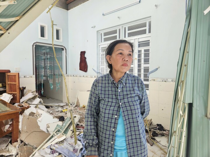 Bão cuốn phăng mái nhà, cả gia đình 7 người chui vào nhà vệ sinh cầu cứu- Ảnh 1.