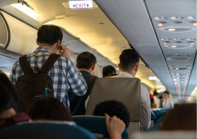 Ngủ suốt chuyến bay 14 tiếng, người đàn ông mắt tổn thương nặng khi vừa hạ cánh- Ảnh 1. Ngủ suốt chuyến bay 14 tiếng, người đàn ông mắt tổn thương nặng khi vừa hạ cánh- Ảnh 1.