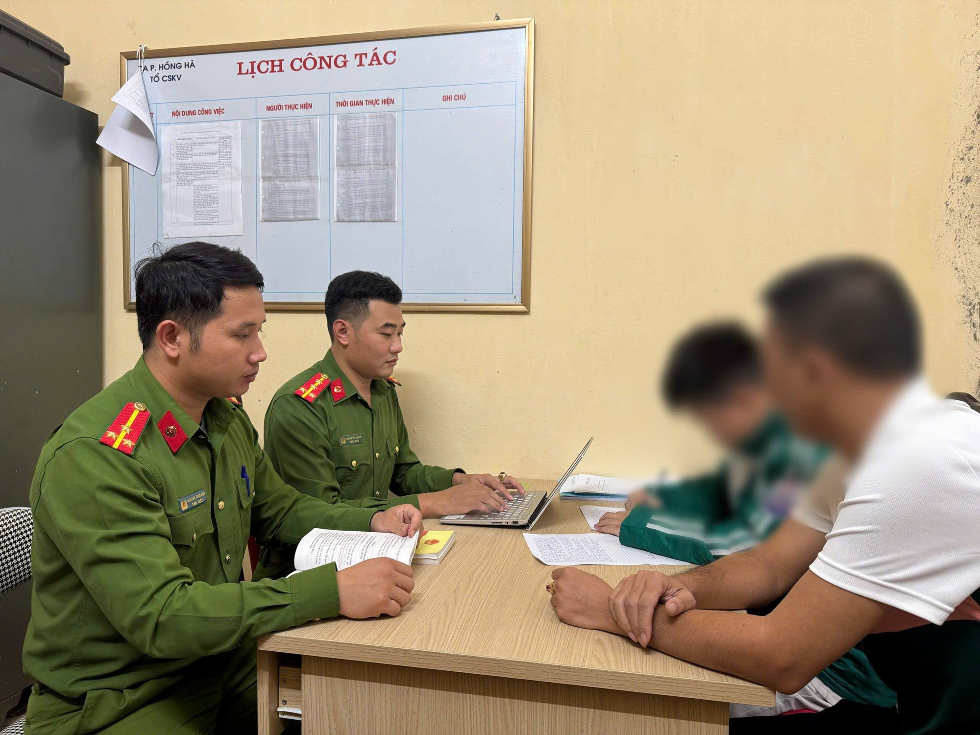 Không bị khởi tố hình sự, nam sinh lớp 8 tấn công rồi đẩy bạn xuống hồ có thể bị xử lý thế nào?- Ảnh 1. Không bị khởi tố hình sự, nam sinh lớp 8 tấn công rồi đẩy bạn xuống hồ có thể bị xử lý thế nào?- Ảnh 1.