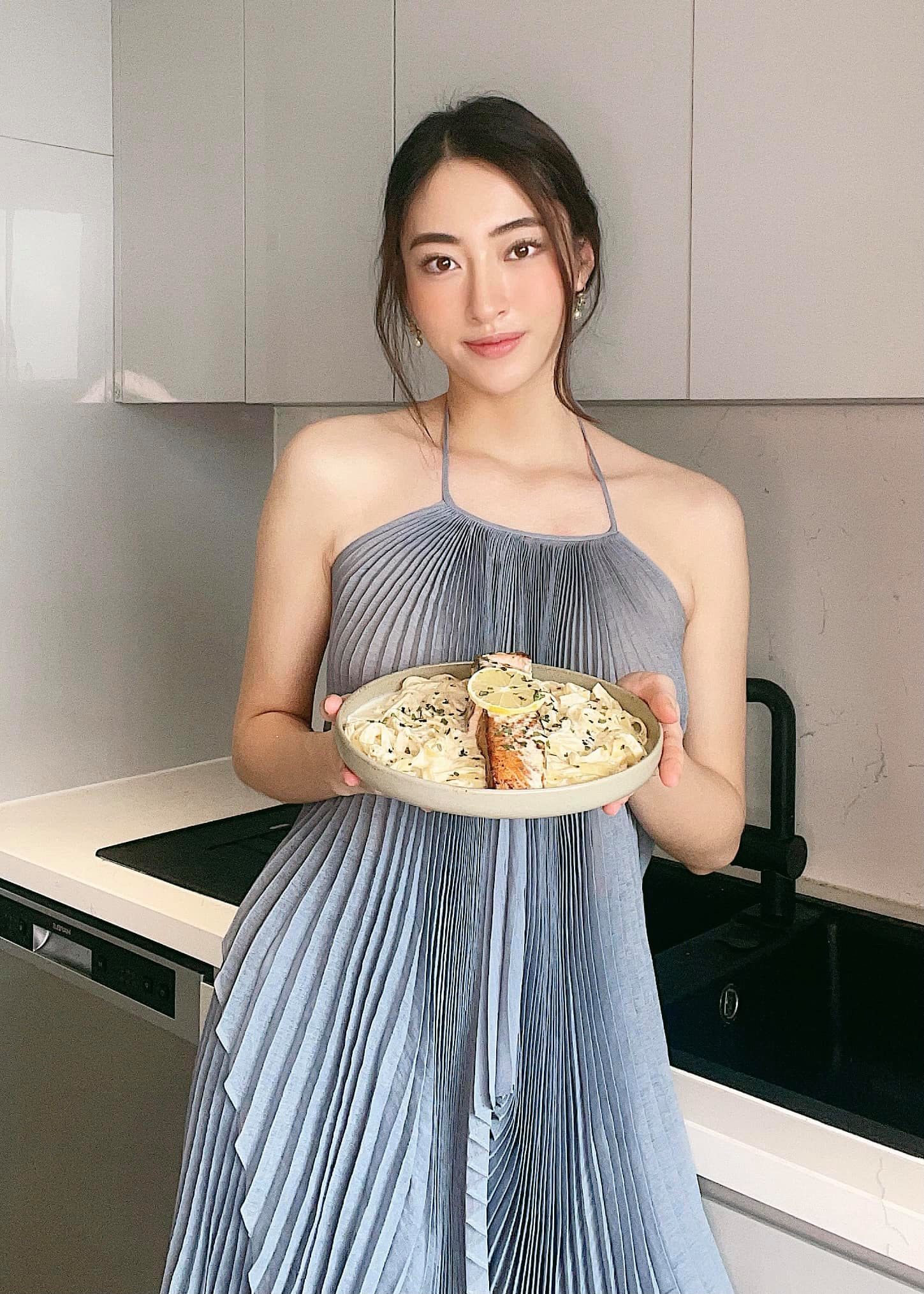 Hoa hậu Lương Thùy Linh nấu thịt rang cháy cạnh mà bị dân mạng Hoa hậu Lương Thùy Linh nấu thịt rang cháy cạnh mà bị dân mạng