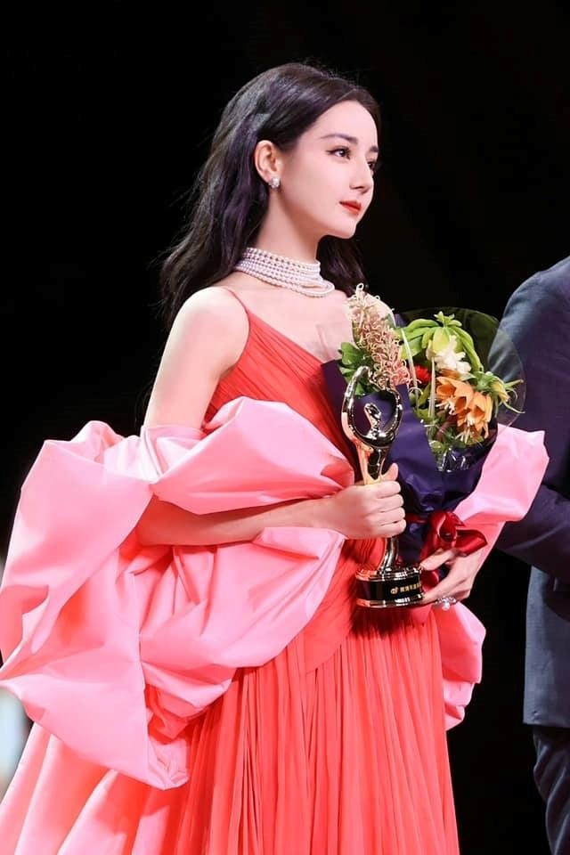 Vì sao hàng trăm nghệ sĩ né tránh Địch Lệ Nhiệt Ba?- Ảnh 1.