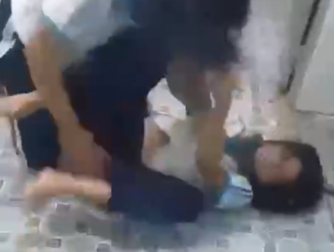 Hai nữ sinh ở TPHCM đánh nhau túi bụi, hiệu trưởng nói gì?- Ảnh 1.