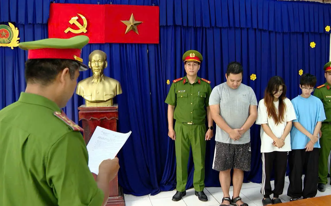 Các đối tượng Quân, Tuyết, Thanh (từ trái qua) tại cơ quan Công an TP Hồ Chí Minh. Ảnh: PC04, Công an TP Hồ Chí Minh.