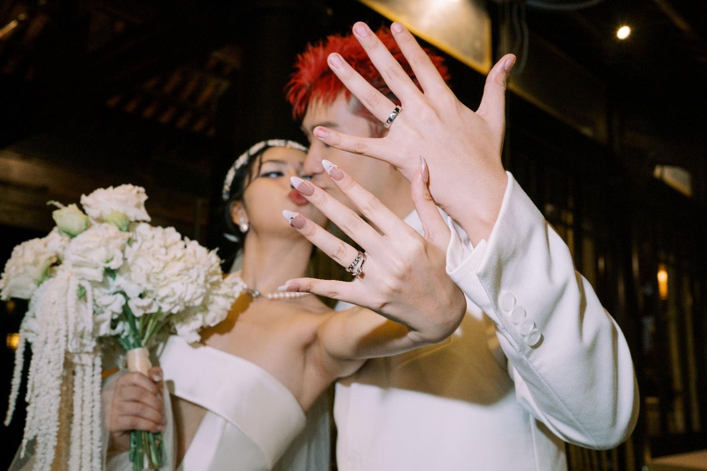 Soi nhanh cặp nhẫn cưới full kim cương của cặp đôi giờ vàng Đình Tú-Ngọc Huyền, mức giá khiến nhiều người bất ngờ- Ảnh 6. Soi nhanh cặp nhẫn cưới full kim cương của cặp đôi giờ vàng Đình Tú-Ngọc Huyền, mức giá khiến nhiều người bất ngờ- Ảnh 6.