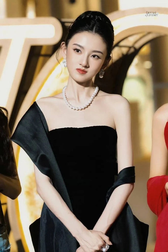 Ảnh cấp 3 đẹp như tiểu thư tài phiệt của Tống Tổ Nhi, Triệu Lộ Tư bị nhắc tên- Ảnh 3. Ảnh cấp 3 đẹp như tiểu thư tài phiệt của Tống Tổ Nhi, Triệu Lộ Tư bị nhắc tên- Ảnh 3.