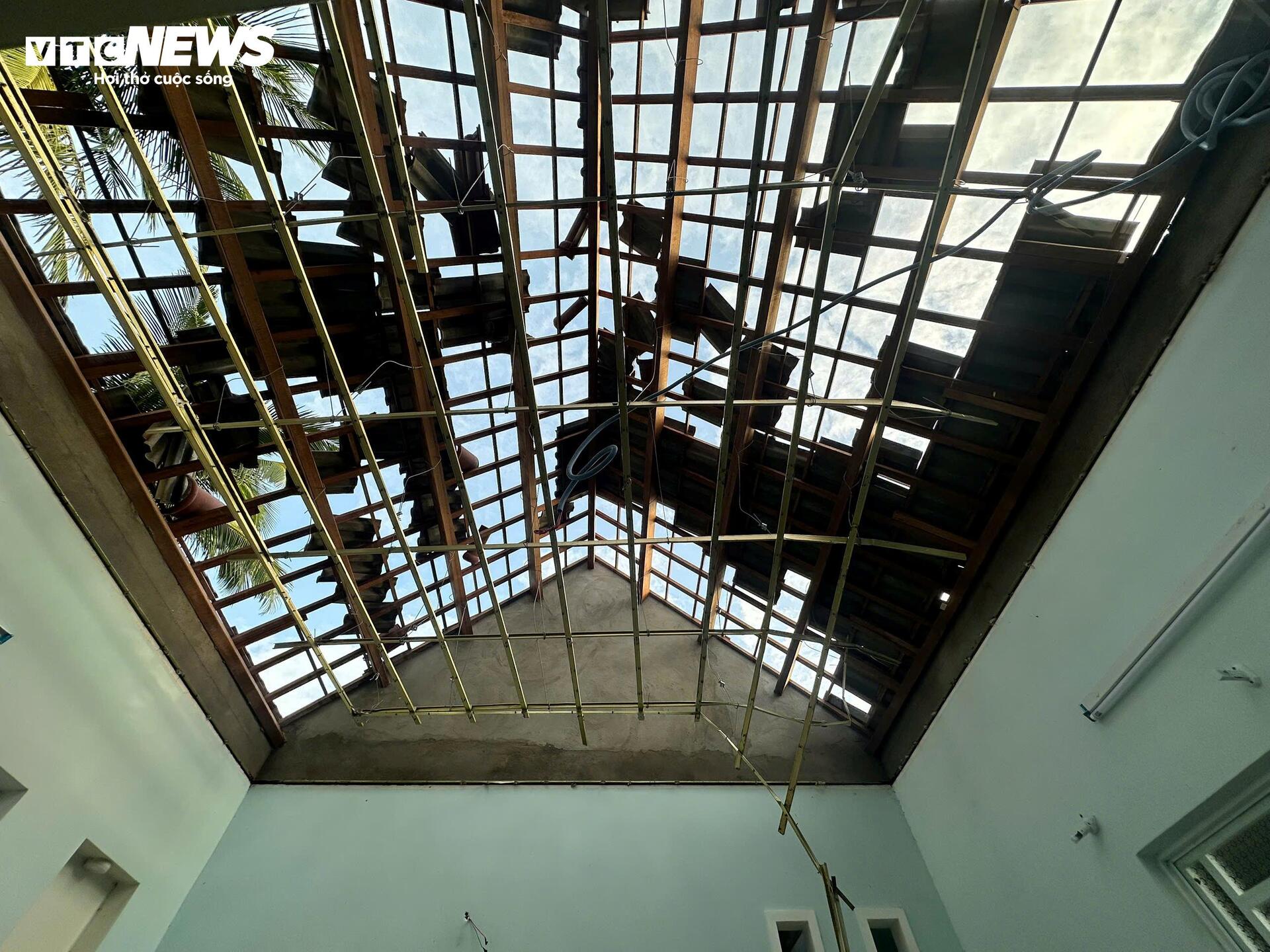 Nhà cửa, đường phố tan hoang sau bão số 13 Kalmaegi- Ảnh 2.