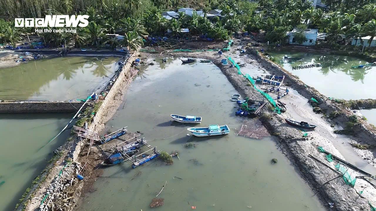 Nhà cửa, đường phố tan hoang sau bão số 13 Kalmaegi- Ảnh 1.