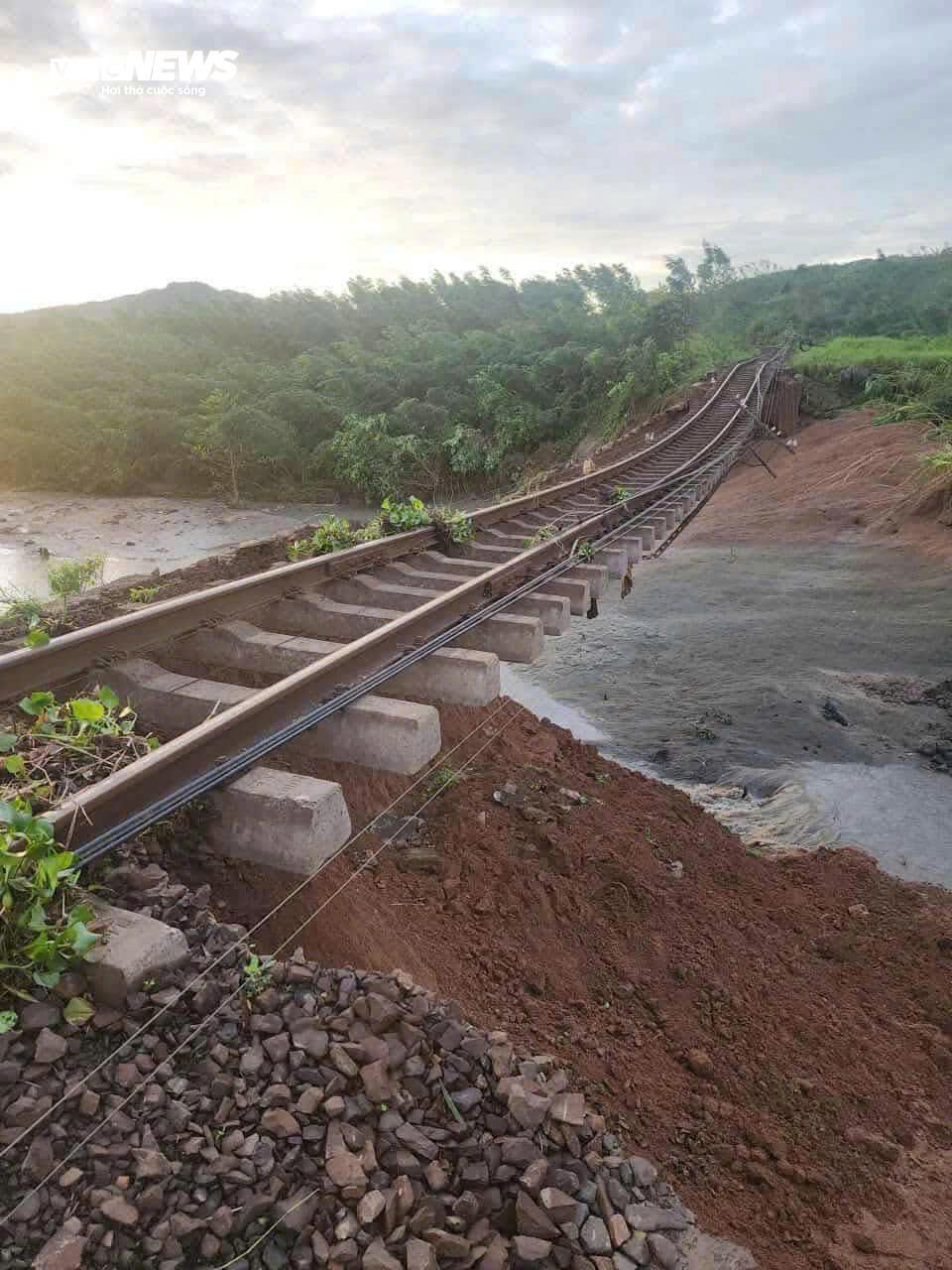 Nhà cửa, đường phố tan hoang sau bão số 13 Kalmaegi- Ảnh 7.