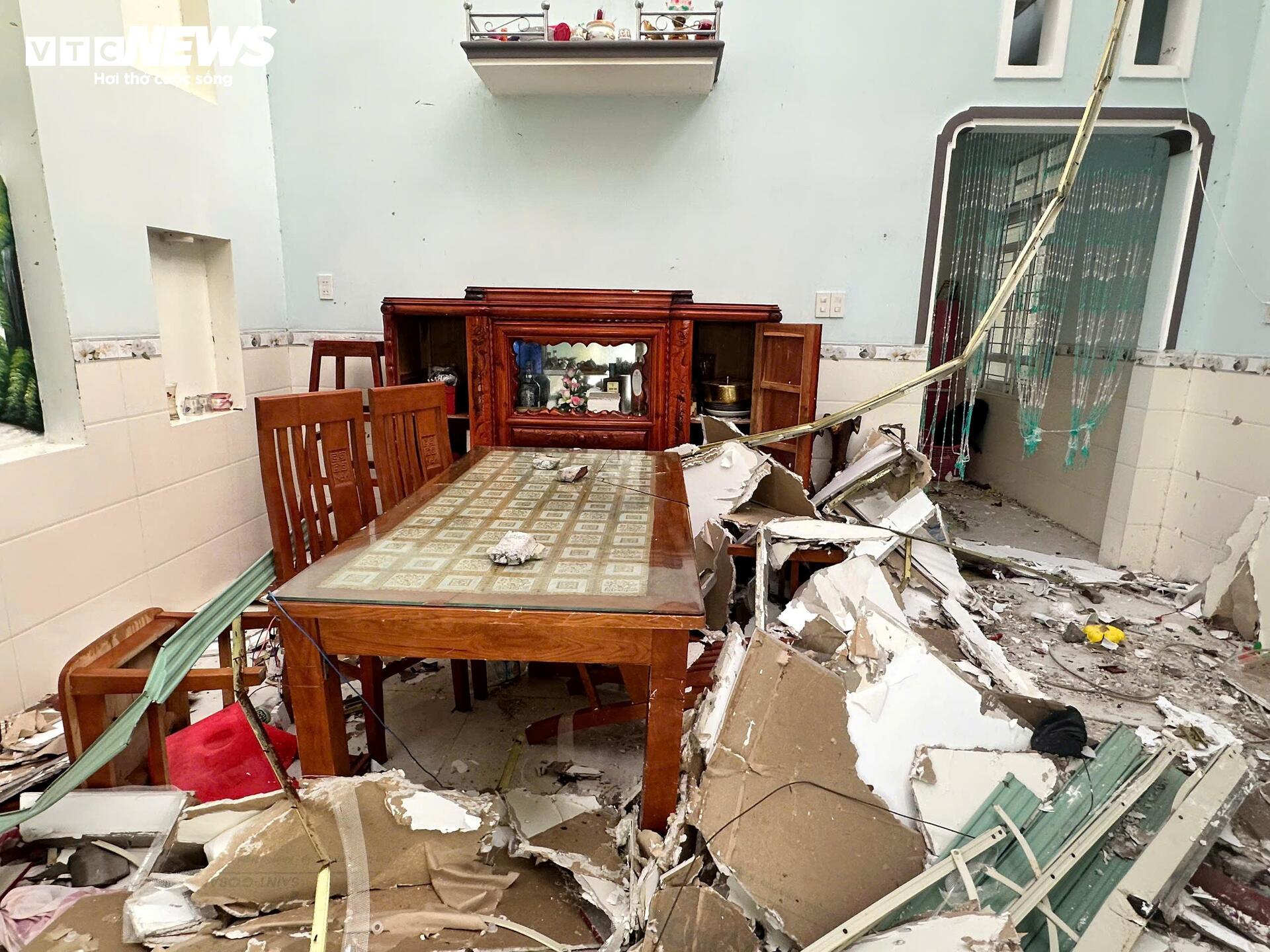 Nhà cửa, đường phố tan hoang sau bão số 13 Kalmaegi- Ảnh 3.