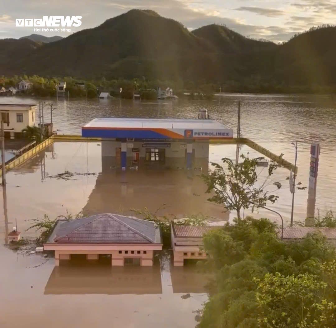 Nhà cửa, đường phố tan hoang sau bão số 13 Kalmaegi- Ảnh 4.