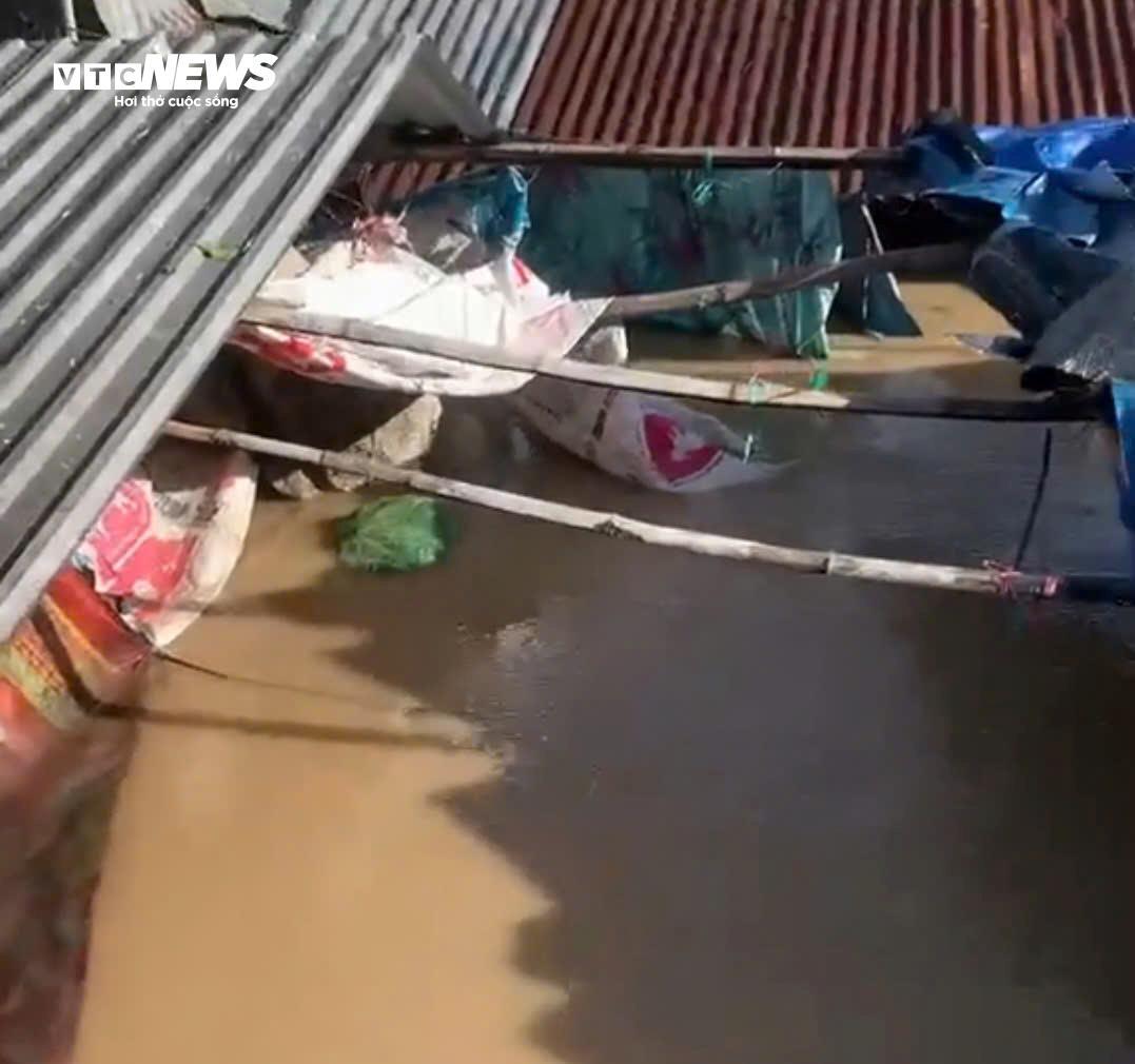 Nhà cửa, đường phố tan hoang sau bão số 13 Kalmaegi- Ảnh 6.