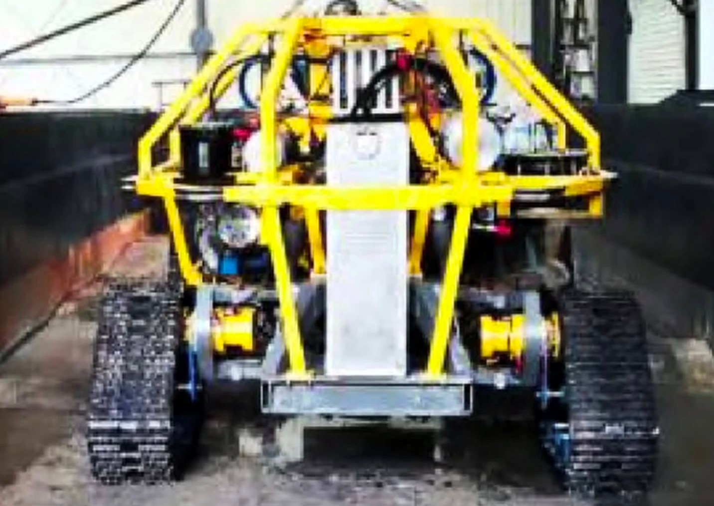 Phát hiện cỗ máy lạ di chuyển bằng dải xích dưới độ sâu 2.000 mét, âm thầm  truy vết 7,3 tỷ tấn kho báu kim loại hiếm- Ảnh 1.