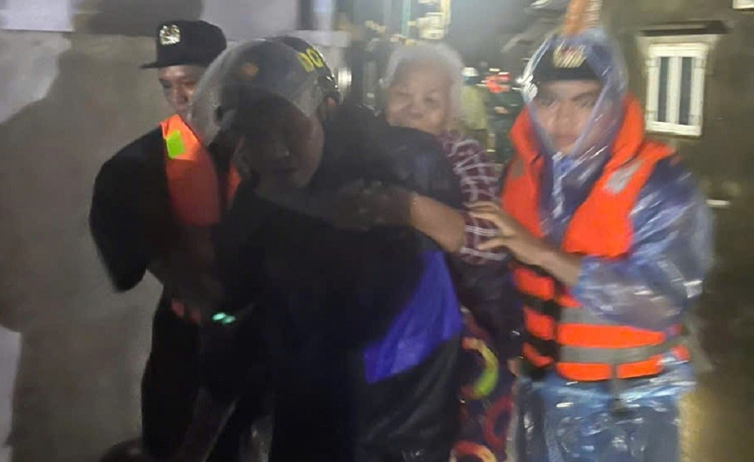 Bất an vì triều cường tấn công, xuyên đêm sơ tán người già, trẻ nhỏ- Ảnh 1.