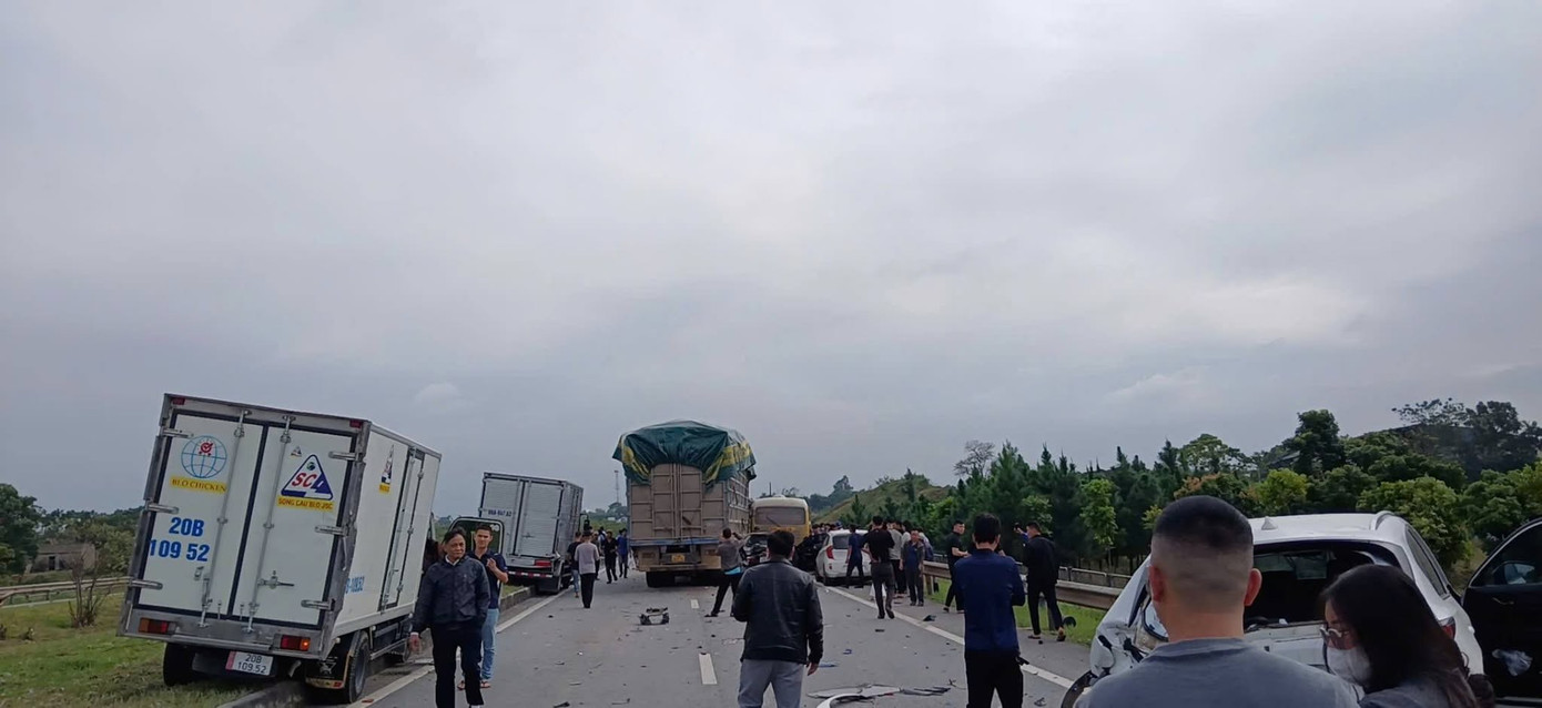 Tai nạn liên hoàn trên cao tốc Hà Nội - Thái Nguyên, nhiều ô tô bị hư hỏng- Ảnh 1.