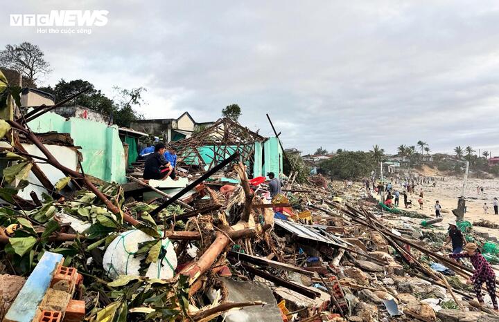 Ngư dân làng chài Gia Lai, Đắk Lắk đắng cay nhìn tài sản bay theo bão Kalmaegi- Ảnh 2.